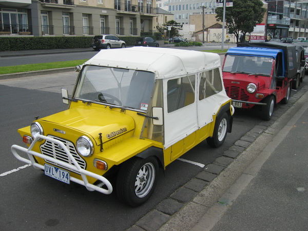 Yellow Moke lined uyp for start of IMD 2007 in Melbourne